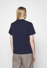 Mørkeblå bomulds t-shirt med korte ærmer og rund hals, med et enkelt design uden synlige logoer eller mønstre.