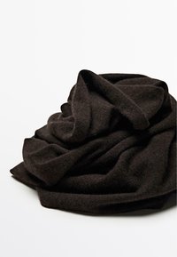 Tissu tricoté, doux et marron foncé, drapé de manière lâche et froissée, mettant en valeur une surface texturée et des bords lisses.