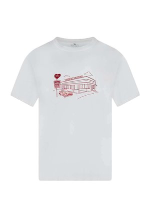 T-shirt blanc présentant un dessin au trait rouge d'un motel, d'une voiture vintage et d'une enseigne "Teddy Smith" avec un cœur et des nuages au-dessus.