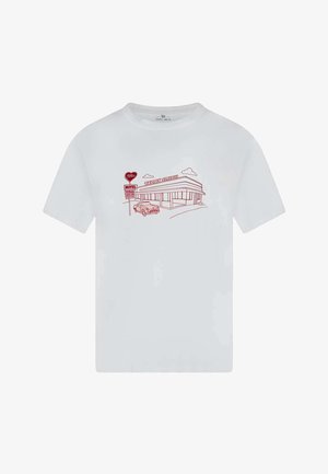 T-shirt blanc présentant un dessin au trait rouge d'un motel, d'une voiture vintage et d'une enseigne "Teddy Smith" avec un cœur et des nuages au-dessus.