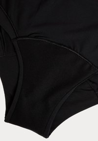 Zwarte zwemshort met een gladde, rekbare textuur, voorzien van een hoge uitsnijding en elastische naden voor een strakke pasvorm.