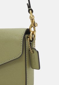 COACH CROSSGRAIN CROSSBODY SET - Mala a tiracolo - b4/moss