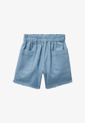 Shorts en denim bleu clair avec taille élastique, grandes poches avant et ourlets effilochés.