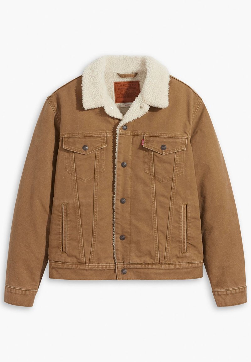 Veste en denim marron avec un col en fausse fourrure blanche, fermeture à boutons, deux poches poitrine et poches latérales. Présente un tissu texturé.