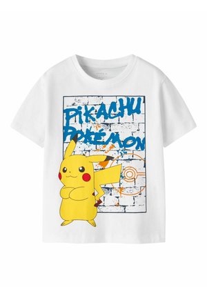 Hvid T-shirt med korte ærmer og et motiv af Pikachu foran en graffiti-lignende murstensvæg og blå tekst, der siger "Pikachu Pokémon".