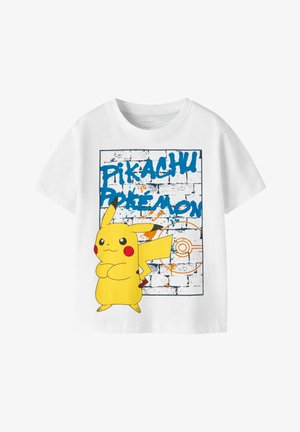 Hvid T-shirt med korte ærmer og et motiv af Pikachu foran en graffiti-lignende murstensvæg og blå tekst, der siger "Pikachu Pokémon".