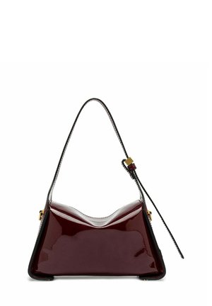 Borsa bordeaux brevettata con finitura lucida, forma triangolare e accenti neri a contrasto. Presenta una parte superiore curva e una tracolla regolabile.