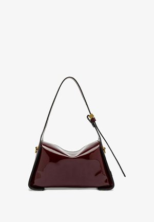 Borsa bordeaux brevettata con finitura lucida, forma triangolare e accenti neri a contrasto. Presenta una parte superiore curva e una tracolla regolabile.