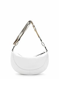 Borsa in pelle bianca con una forma curva a mezza luna. Presenta una tracolla in metallo argentato con hardware regolabile e dettagli neri a contrasto.
