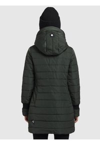 Padded zielona kurtka z kapturem, z poziomymi szwami i czarnymi dzianinowymi mankietami. Mała łatka z logo na dolnej lewej stronie.