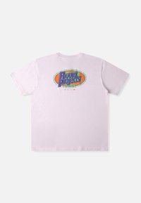 Lys rosa bomulls-t-skjorte med et flerfarget motiv på baksiden, med teksten "Rivvia Projects" og sirkulære designelementer.