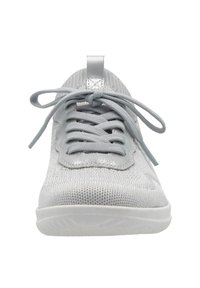 Baskets de sport gris clair avec une tige en tricot, dotées d'un laçage, d'une texture lisse et de subtiles accents réfléchissants sur la languette.
