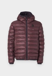 Chaqueta acolchada marrón burdeos con capucha, que presenta secciones acolchadas, un cierre frontal completo y un pequeño parche de marca en el pecho. Textura suave.