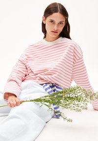 ARMEDANGELS FRANKA STRIPE - T-shirt à manches longues - raspberry pink undyed