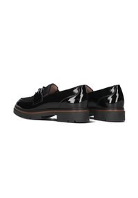 Glanzende zwarte leren loafers met een gestructureerde voorkant, ronde neus en subtiele bruine accenten op de zool, met een lage blokhak.