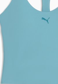 Ανοιχτό μπλε αμάνικο αθλητικό τοπ με πλάτη τύπου racerback από δίχτυ και μικρό λογότυπο Puma στο στήθος.