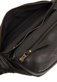 Schwarze Lederhandtasche mit mehreren Reißverschlussfächern. Verfügt über eine glatte Textur, goldene Beschläge und geprägtes Branding an der Seite.
