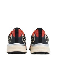 Mustad ja punased tossud tekstureeritud pealiskihiga, tagumine tõmmits, hõbedased detailid kandlas ja "PEPE JEANS" brändimine tallal.