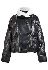 Fekete puffermellény fényes felülettel, fehér bolyhos gallérral, dupla gombolású dizájnnal és két elülső zsebbel.