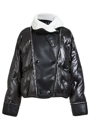 Chaqueta de plumas negra con acabado brillante, con un cuello de forro de felpa blanca, diseño de doble botonadura y dos bolsillos frontales.