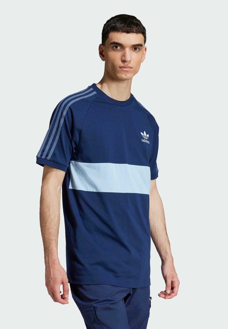 adidas Originals PANEL TEE - Print T-shirt - night indigo clear sky ...