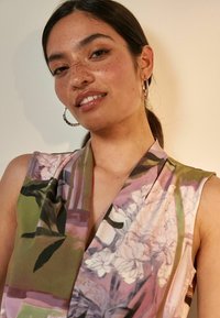 Next V-NECK SLEEVELESS - REGULAR FIT - Bluză - green patch print