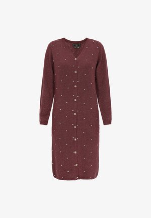 Cárdigan de punto burdeos con mangas largas, escote en V, cierre de botones y asegurado con botones metálicos; decorado con cuentas plateadas dispersas.