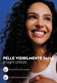 Primo piano di una persona sorridente con capelli ricci e scuri, che indossa una maglietta bianca su sfondo blu. Il testo evidenzia i benefici per la pelle.