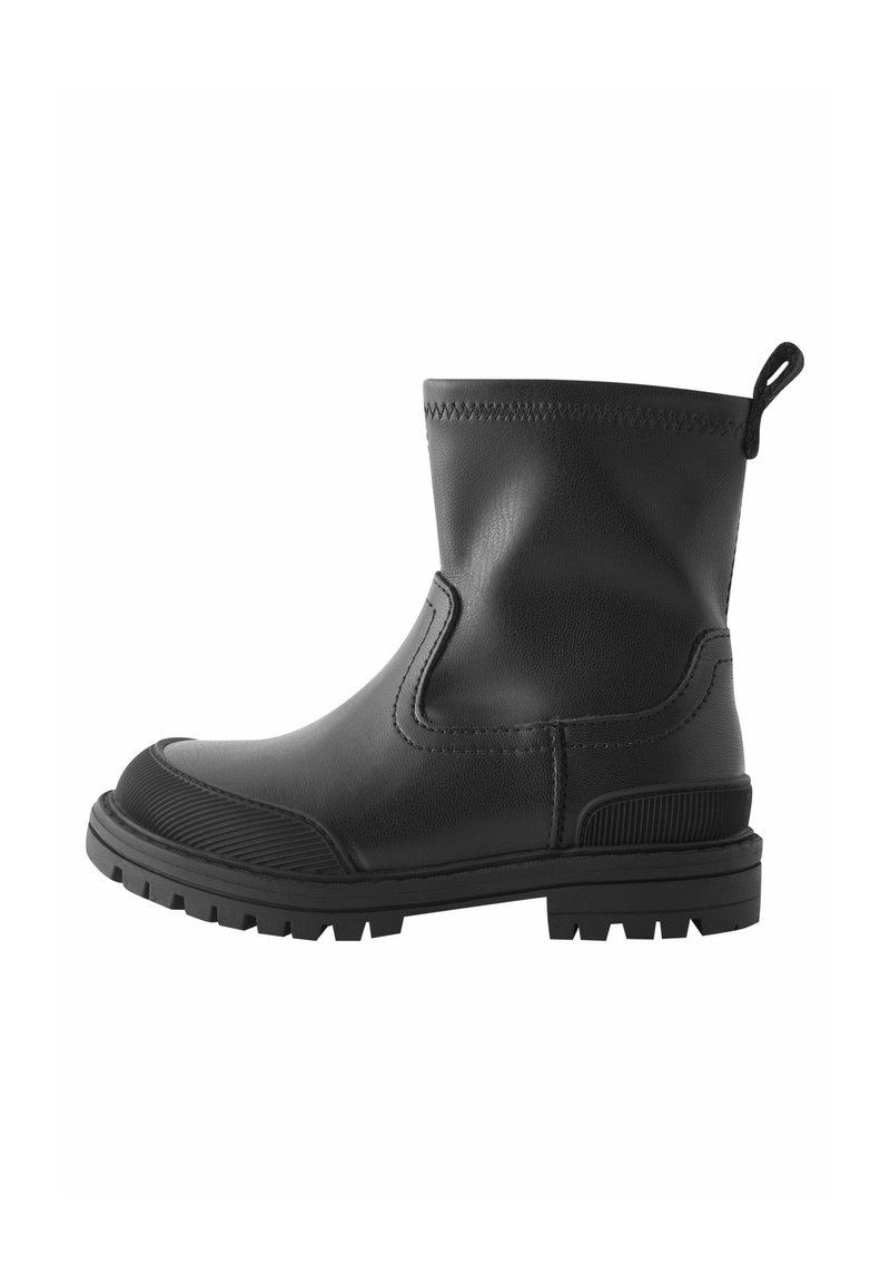 Bottes noires en cuir à la cheville avec une finition texturée, semelle en caoutchouc et tirant. Présente un dessus lisse et des détails en bord cranté.