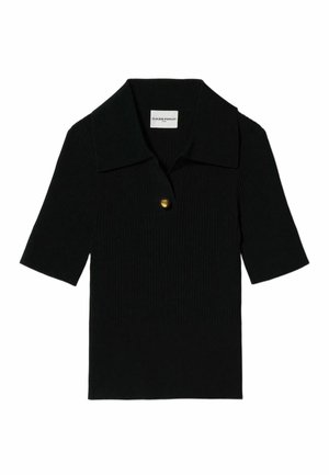Polo noir à côtes avec des manches courtes, col rabattu et un détail de bouton doré à l'avant. Étiquettes au niveau du cou.