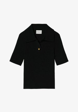 Camisa de polo negra con rayas, de manga corta, cuello desplegable y un único detalle de botón dorado en la parte delantera. Etiquetas en el cuello.