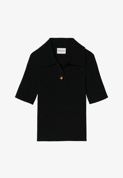 Polo noir à côtes avec des manches courtes, col rabattu et un détail de bouton doré à l'avant. Étiquettes au niveau du cou.