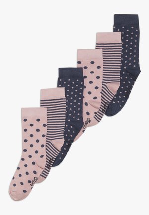 Fünf Paare von Socken in Rosa und Marineblau. Enthält einfarbige Rosa, Punkte, Streifen und Punkte auf marineblauem Hintergrund. Weiche Stricktextur.