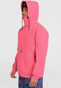 Roze hoodie met een voorzak en zwarte koordjes. Voorzien van elastische boorden en zoom, logo patch op de borst en een gladde textuur.
