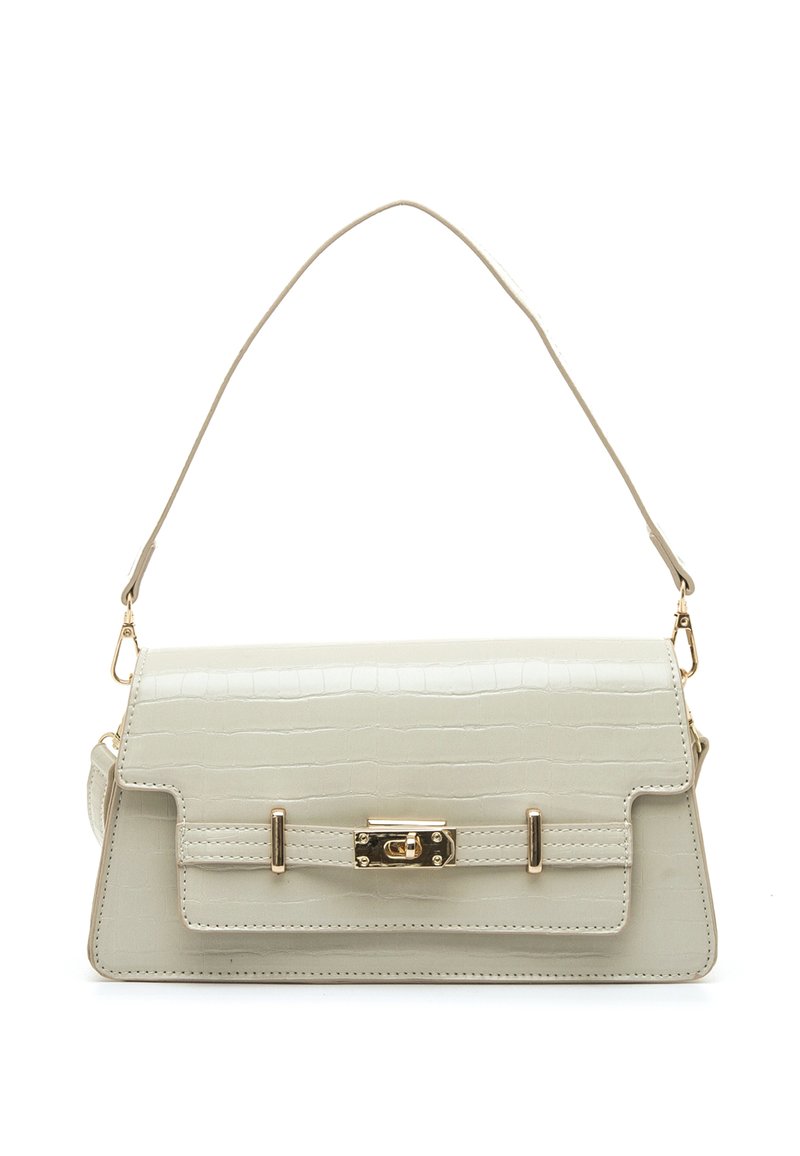 Bolso gris claro con relieve de cocodrilo y correa desmontable. Cuenta con un cierre metálico y una forma rectangular de textura suave.