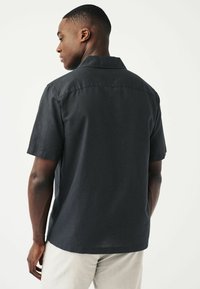 Next SHORT SLEEVE CUBAN COLLAR - Vapaa-ajan kauluspaita - black