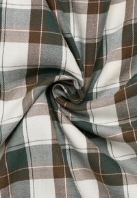 Tessuto intrecciato con un motivo a quadri verde, marrone e bianco, caratterizzato da una notevole texture e un aspetto liscio, disposto a spirale.