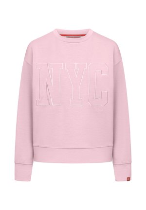 Jasnoróżowy sweter z okrągłym dekoltem, z dużym białym napisem "NYC" na przodzie, ściągaczami przy rękawach oraz małym emblemem na rękawie.