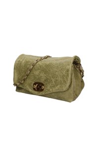 Borsa a mano verde in pelle con finitura texture, design pieghevole, accessori metallici e tracolla a catena. Presenta una forma arrotondata e accenti dorati.
