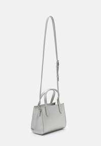 Sac à main en cuir synthétique argenté avec une forme structurée, deux poignées supérieures et une bandoulière réglable. Fini de surface texturé.