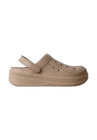 Sabot marron clair à enfiler avec des trous de ventilation et une bride de talon réglable, fabriqué dans un matériau léger et durable.