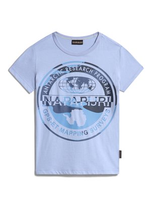 T-shirt bleu clair à manches courtes avec un grand logo circulaire portant l’inscription « Antarctic Research Program Napapijri, GPS et Mapping Surveys » et un graphique de carte.