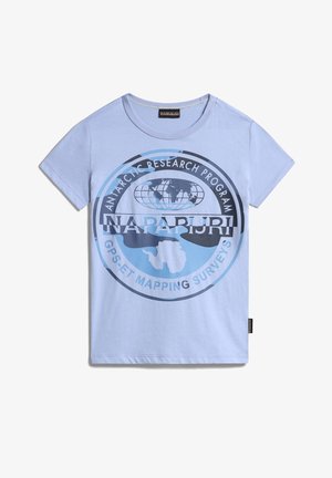Lyseblå T-shirt med korte ærmer og stort cirkulært logo med teksten "Antarctic Research Program Napapijri, GPS et Mapping Surveys" samt et kortgrafik.