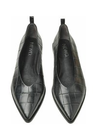 Mocassins en cuir noir avec un bout pointu, présentant un motif en croco texturé et un design à enfiler. L'intérieur a une finition lisse.