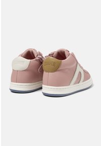 Scarpe in pelle rosa con un accento bianco e una linguetta sul tallone color nocciola, caratterizzate da una forma arrotondata e una superficie testurizzata, montate su una suola bianca e blu.