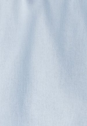 Svijetloplava tkanina s glatkom teksturom i finim tkanjem, koja ima uniformni uzorak i meko pada. Pogodna za razne tekstilne projekte.