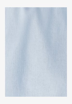 Vaaleansininen kangas, jossa on sileä pinta ja hieno kudos, jossa on yksinkertainen kuvio ja pehmeä valu. Sopii erilaisiin tekstiiliprojekteihin.