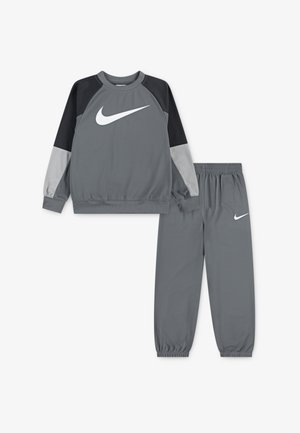 Nike Sportswear LIFESTYLE ESSENTIALS CREW UNISEX SET - Trainingspak - smoke grey