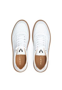 Sneaker bianche con design in pelle perforata, lacci piatti e suola in gomma marrone. L'interno presenta un branding dorato su una soletta color beige.