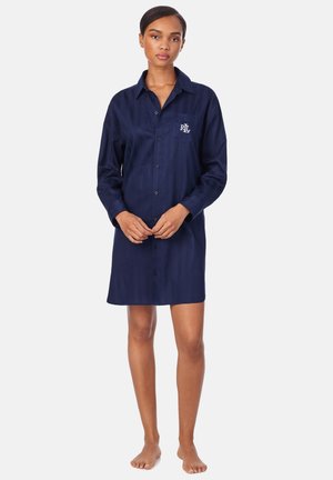 Robe chemise bleu marine en tissu léger, dotée d'une poche cousue sur la poitrine gauche avec un logo brodé, de manches longues et d'une coupe décontractée.
